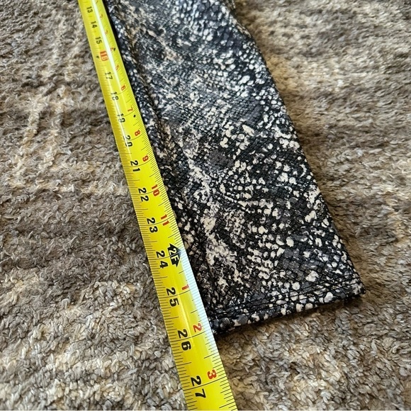 NWT SPANX Faux Leather Snake Shine Leggings Grey Black - Picture 3 of 6